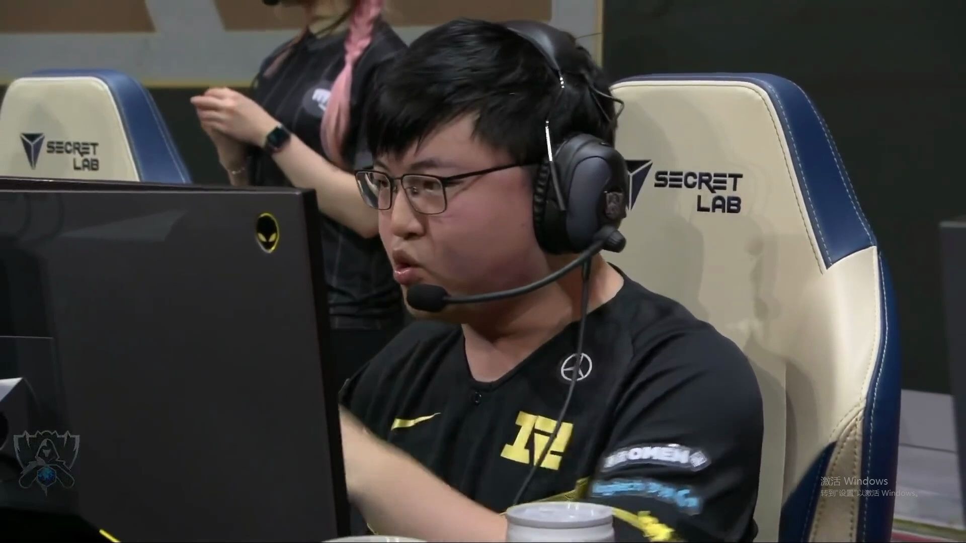 Faker迎来十五赛季出色发挥，RNG观众热烈欢呼！